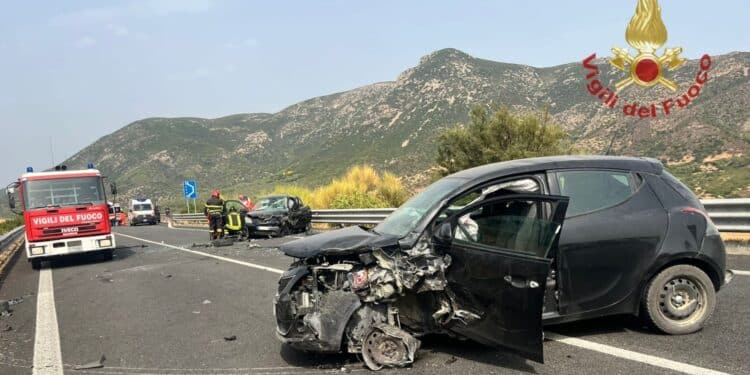 Solanas, scontro fra due auto lungo la 125: 3 feriti gravi