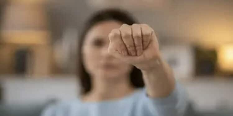 Molestata alle fermata del bus, un’altra ragazza vede il ‘signal for help’ e chiama le forze dell’ordine