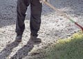 Malore mentre lavora in giardino: morto un 46enne