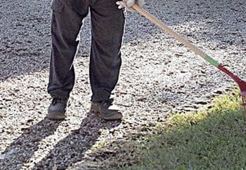 Malore mentre lavora in giardino: morto un 46enne