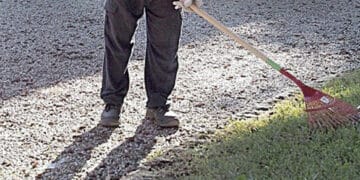 Malore mentre lavora in giardino: morto un 46enne