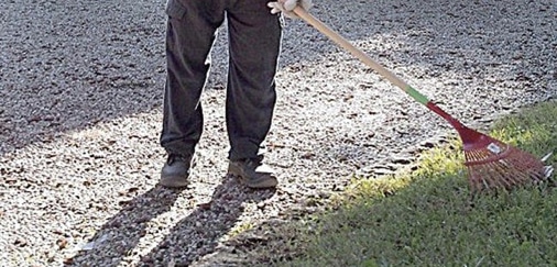 Malore mentre lavora in giardino: morto un 46enne