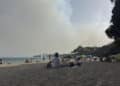 Grosso incendio ad Arzana, il fumo avvolge la spiaggia  di Santa Maria Navarrese: bagnanti impauriti (VIDEO)