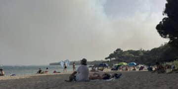 Grosso incendio ad Arzana, il fumo avvolge la spiaggia  di Santa Maria Navarrese: bagnanti impauriti (VIDEO)