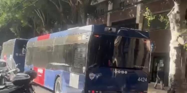 Cagliari, autobus guasto in viale Trieste: traffico paralizzato, cinque pullman in fila. Zedda: «È un delirio» (VIDEO)