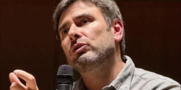 Alessandro Di Battista ricoverato a Cuba per un malore: “Profonda preoccupazione”