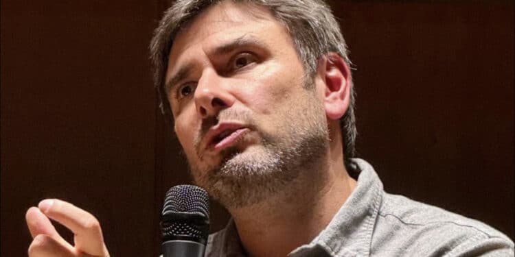 Alessandro Di Battista ricoverato a Cuba per un malore: “Profonda preoccupazione”