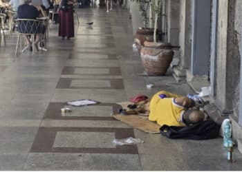 Cagliari: “Il centro storico trasformato nel ‘Grand hotel desperados’, il Comune e la Asl intervengano subito”