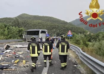 Terribile scontro fra un camper, un bus e tre auto: 5 morti e 27 feriti