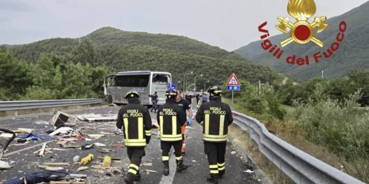 Terribile scontro fra un camper, un bus e tre auto: 5 morti e 27 feriti