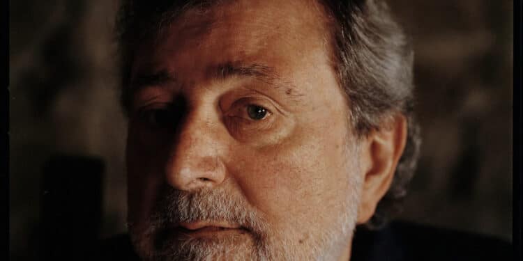 Mondo della musica in lutto, addio a Francesco Guccini: il cantautore della libertà