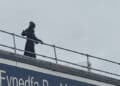 Si traveste da morte e sale sul tetto dell’ospedale fissando i pazienti: fermato 26enne