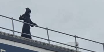 Si traveste da morte e sale sul tetto dell’ospedale fissando i pazienti: fermato 26enne
