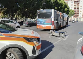 Cagliari, scooter si schianta contro un autobus CTM in piazza Giovanni, un ragazzo è grave