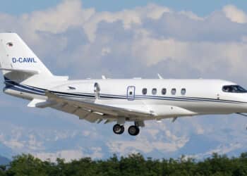 Paura in volo, Cessna lancia l’allarme: atterraggio d’emergenza a Cagliari, cinque aerei in attesa