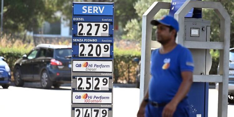 Carburanti a prezzi folli, Sos al governo: “Per la Sardegna serve un piano strutturale e straordinario”