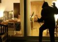 Monserrato, ladro in casa smascherato da una ragazza nascosta sotto il letto
