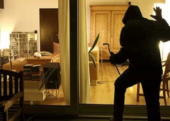 Monserrato, ladro in casa smascherato da una ragazza nascosta sotto il letto