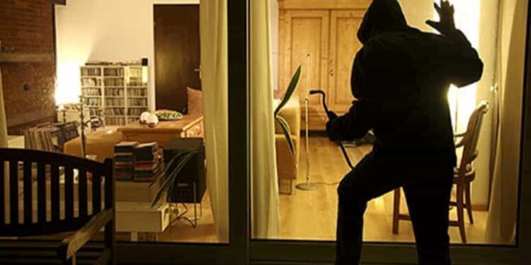 Monserrato, ladro in casa smascherato da una ragazza nascosta sotto il letto