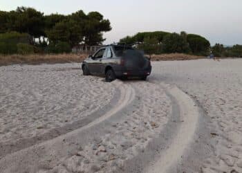 In spiaggia a tutta velocità, a Margine Rosso una vettura insabbiata dopo un’avventura finita male