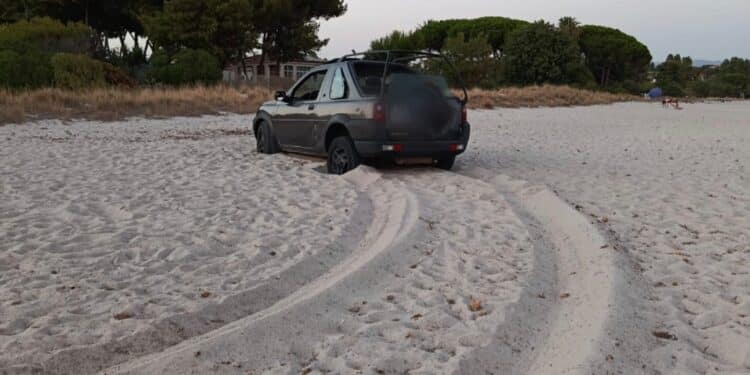 In spiaggia a tutta velocità, a Margine Rosso una vettura insabbiata dopo un’avventura finita male