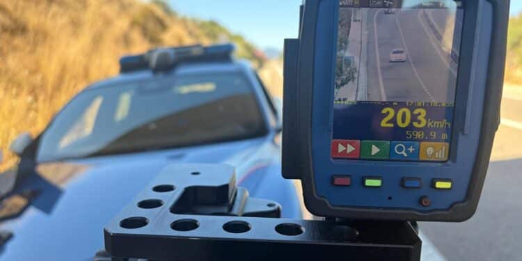 Cagliari, folle corsa in auto a oltre 200 all’ora: fermato e multato dalla polizia