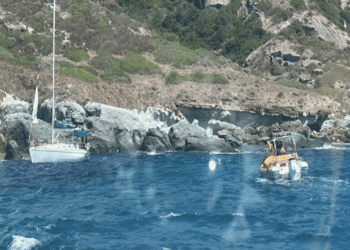 Bosa, barca a vela in avaria rischia di schiantarsi sugli scogli a Cala Rapina: intervento della Guardia costiera