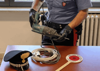Sennori: tenta di forzare la serratura di casa della ex con un trapano, poi aggredisce i carabinieri
