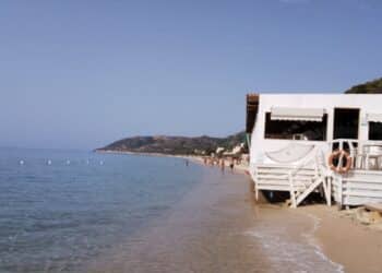 Santa Margherita di Pula, nessuno spazio nella battigia: chi vuole percorrere la spiaggia deve per forza bagnarsi i piedi