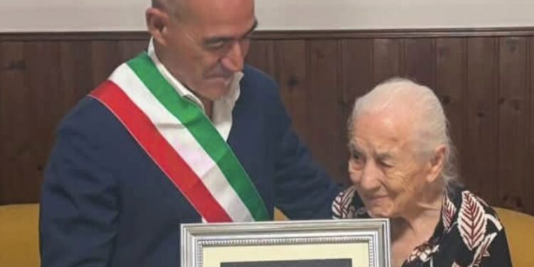 Capoterra festeggia la sua centenaria: una maxi torta e una targa ricordo in dono dal sindaco a signora Eugenia