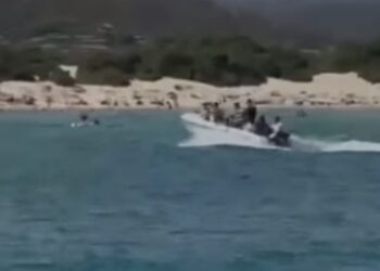 Le drammatiche immagini del momento in cui i migranti investono la 17enne mentre nuotava nel mare di Chia