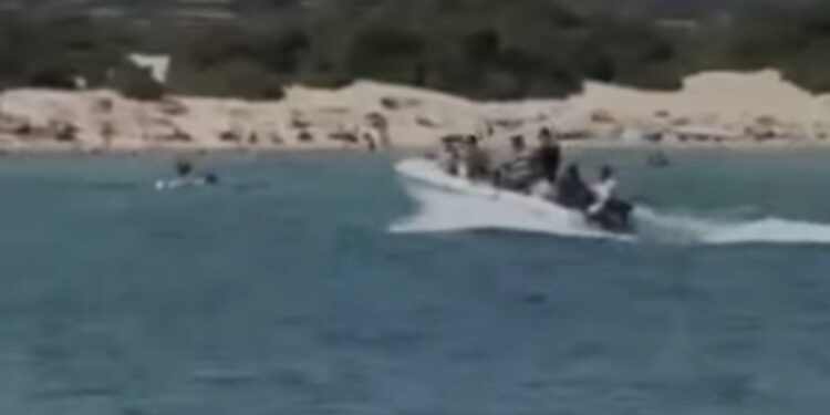Le drammatiche immagini del momento in cui i migranti investono la 17enne mentre nuotava nel mare di Chia