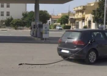 Sanluri, automobilista distratto va via con la pompa di benzina attaccata al serbatoio