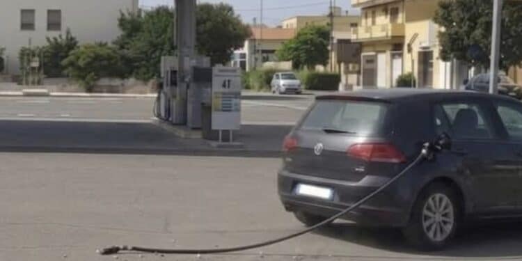 Sanluri, automobilista distratto va via con la pompa di benzina attaccata al serbatoio