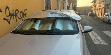 Parasole doppio, interno ed esterno, devi averlo anche tu: dilaga la moda dei cagliaritani contro il caldo estremo