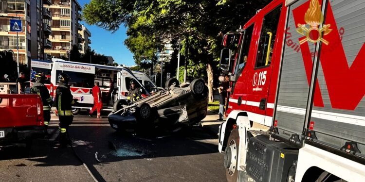 Cagliari, schianto tra due auto in via dell’Abbazia: una vettura si ribalta, una donna in ospedale