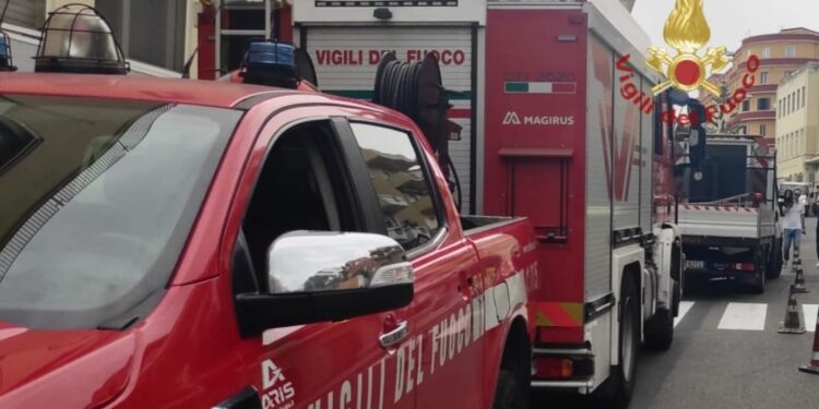 Cagliari, paura in via Falzarego: crepe in una palazzina, famiglie evacuate