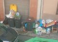 Cagliari, via Pasubio è un letamaio: “Mastelli e sacchi dei rifiuti per giorni sotto le finestre”