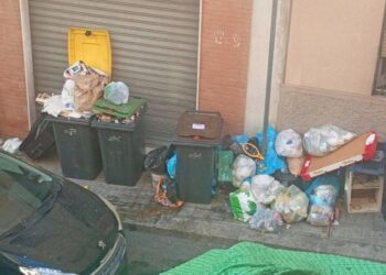Cagliari, via Pasubio è un letamaio: “Mastelli e sacchi dei rifiuti per giorni sotto le finestre”