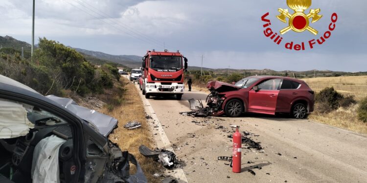 Tragedia della strada in Gallura, muore una 58enne nel frontale fra due auto