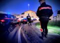 Bruciano un posto di blocco sulla 554: in due inseguiti e arrestati per ricettazione, ferito un carabiniere
