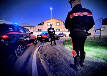 Bruciano un posto di blocco sulla 554: in due inseguiti e arrestati per ricettazione, ferito un carabiniere
