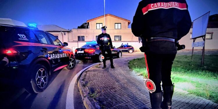 Bruciano un posto di blocco sulla 554: in due inseguiti e arrestati per ricettazione, ferito un carabiniere