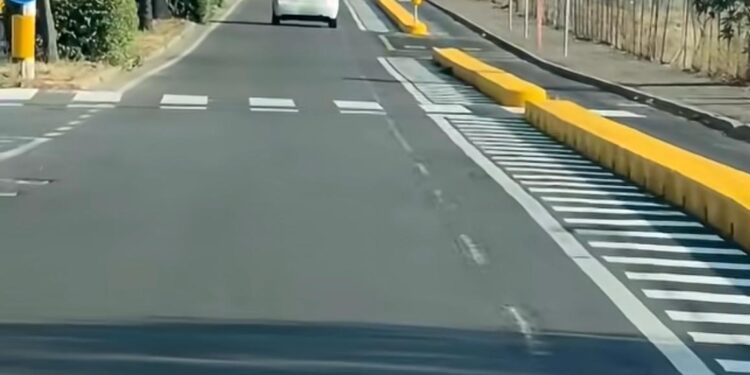 Cagliari, la nuova emergenza sulle strade sono i cordoli in cemento: “Una trappola pericolosissima per motociclisti e pedoni”