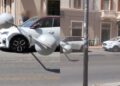 Cagliari, paura in via Paoli, cade un lampione della luce sopra il cofano di una macchina