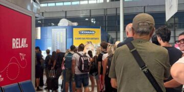 Cagliari, file infinite ai controlli in aeroporto: troppa gente e pochi varchi, attese di ore