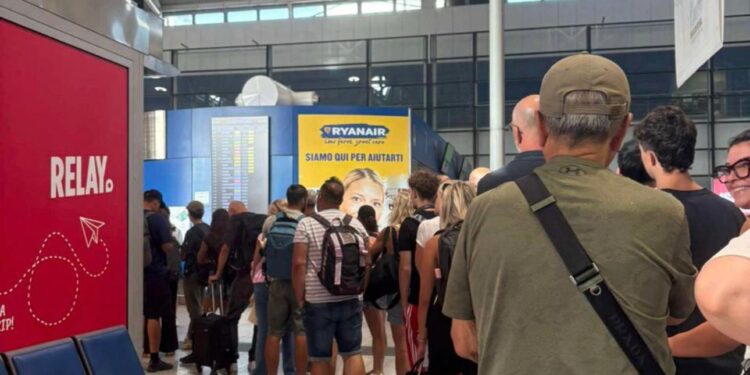 Cagliari, file infinite ai controlli in aeroporto: troppa gente e pochi varchi, attese di ore