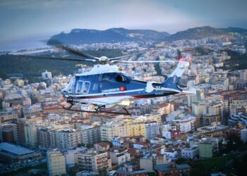 Cagliari, ruba due cellulari al Poetto e poi aggredisce i carabinieri: doppio arresto per un 23enne