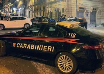 Cagliari, atti osceni in piazza Yenne e scontro con i carabinieri: arrestata una coppia in centro