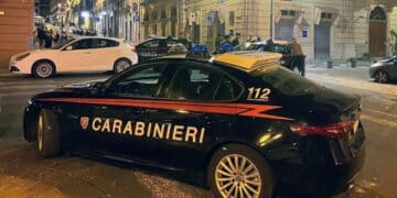 Cagliari, atti osceni in piazza Yenne e scontro con i carabinieri: arrestata una coppia in centro